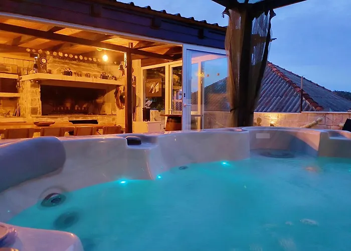 Luxury Sunrise Jacuzzi Apts, 50 M From The Beach