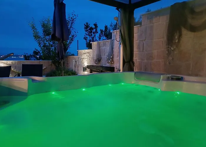 Luxury Sunrise Jacuzzi Apts, 50 M From The Beach