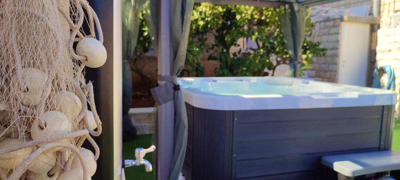 Luxury Sunrise Jacuzzi Apts, 50 M From The
