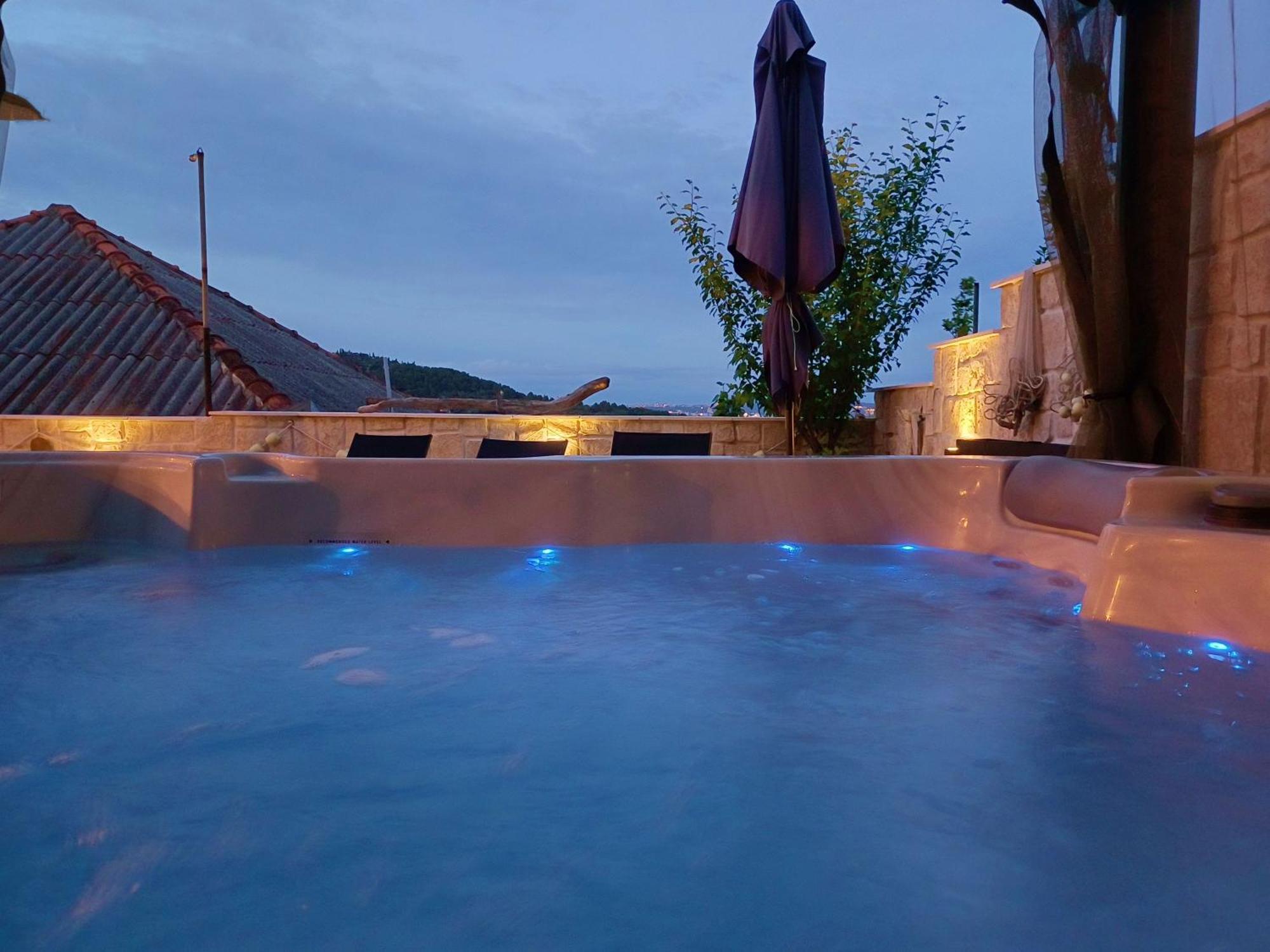 Luxury Sunrise Jacuzzi Apts, 50 M From The